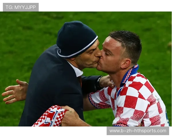 小球迷暖心一幕：帕布罗亲吻徽章成塞尔塔佳话